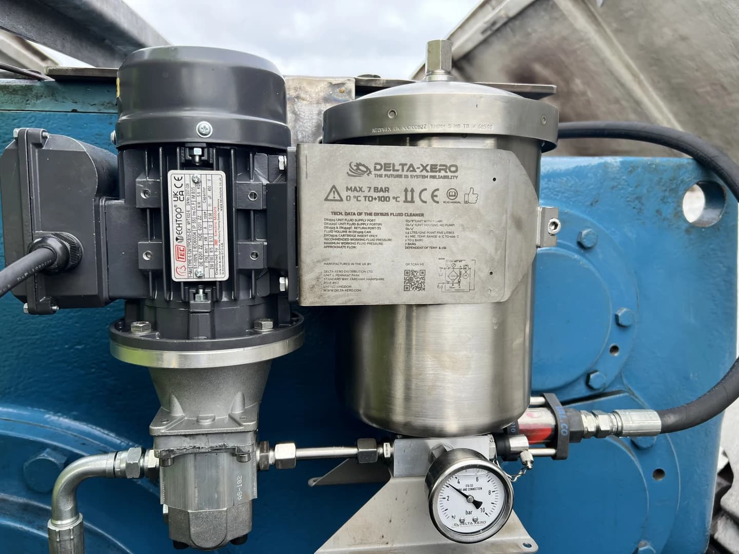 Delta-Xero filtration unit installed beside the blue wind-turbine gearbox at Macrete